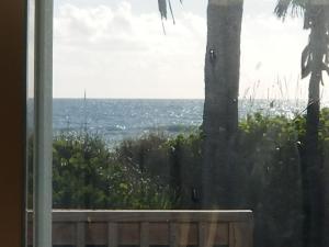 een raam met uitzicht op de oceaan bij Oceanfront 3BR/2BA with Jacuzzi in Vero Beach in Sebastian