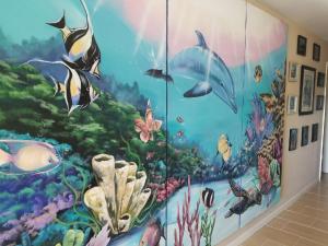 een kamer met een muurschildering van een aquarium bij Oceanfront 3BR/2BA with Jacuzzi in Vero Beach in Sebastian