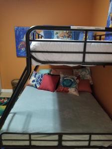 een stapelbed met kussens op het onderste bed bij Oceanfront 3BR/2BA with Jacuzzi in Vero Beach in Sebastian