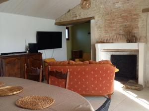 Et tv og/eller underholdning på Gîte rénové avec piscine chauffée et jardin clos, à proximité des plages et de la campagne bio. - FR-1-426-531