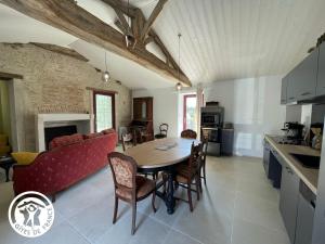 Køkken eller tekøkken på Gîte rénové avec piscine chauffée et jardin clos, à proximité des plages et de la campagne bio. - FR-1-426-531