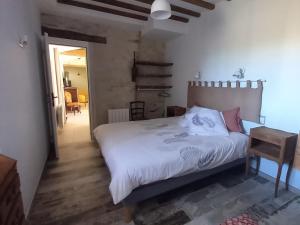 En eller flere senge i et værelse på Gîte rénové avec piscine chauffée et jardin clos, à proximité des plages et de la campagne bio. - FR-1-426-531