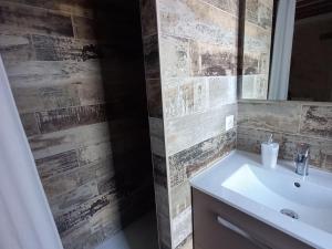 Et badeværelse på Gîte rénové avec piscine chauffée et jardin clos, à proximité des plages et de la campagne bio. - FR-1-426-531