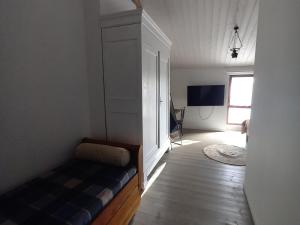 Et tv og/eller underholdning på Gîte rénové avec piscine chauffée et jardin clos, à proximité des plages et de la campagne bio. - FR-1-426-531 + 7 billeder