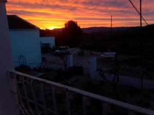 Východ nebo západ slunce při pohledu z chaty nebo okolí + 8 fotografií