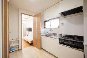 eine Küche mit Spüle und Herd Oberer Backofen in der Unterkunft 3 min JR Direct to Skytree Asakusa Shinjuku Sea Heim in Tokio