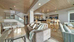 Khu vực ghế ngồi tại Oceanfront La Selva Beach Home w Fireplace Views Direct Beach Access Sand Castle by AvantStay