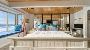 Giường trong phòng chung tại Oceanfront La Selva Beach Home w Fireplace Views Direct Beach Access Sand Castle by AvantStay