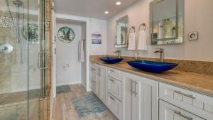 Phòng tắm tại Oceanfront La Selva Beach Home w Fireplace Views Direct Beach Access Sand Castle by AvantStay +28 ảnh