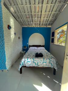 een slaapkamer met een bed in een blauwe kamer bij Solar da Pérola in Salvaterra