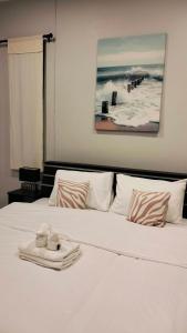 een wit bed met een handdoek erop bij Nan poolvilla in Ban Kot +4 foto's