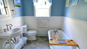 un bagno con vasca, WC e lavandino di Cape May Classic a Cape May Altre 31 foto