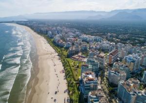 een luchtfoto van een strand en de oceaan bij Casa térrea a 1km da praia com ar condicionado in Bertioga +7 foto's