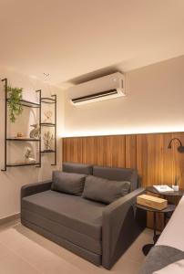 een woonkamer met een bank in een kamer bij Flat novo de luxo na melhor área da praia de Ponta de Campina! in Cabedelo +45 foto's