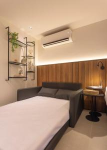 een slaapkamer met een bed met een wit matras bij Flat novo de luxo na melhor área da praia de Ponta de Campina! in Cabedelo