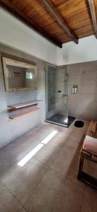 une salle de bain avec douche et porte vitrée dans l'établissement Cabañas Don Ricardo, à Dolores