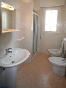 リニャーノ・サッビアドーロにあるPatriziaのバスルーム(洗面台2台、トイレ付)