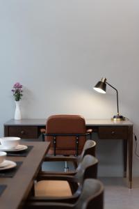 een bureau met een lamp en een tafel met stoelen bij Balance Village in Ko Phangan +65 foto's