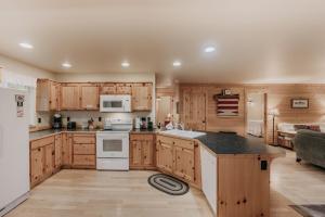 Kuchyň nebo kuchyňský kout v ubytování Glacier Springs #95 + 34 fotografií