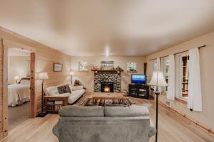 Postel nebo postele na pokoji v ubytování Glacier Springs #95