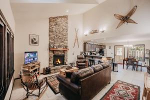 TV a/nebo společenská místnost v ubytování Glacier Springs #89