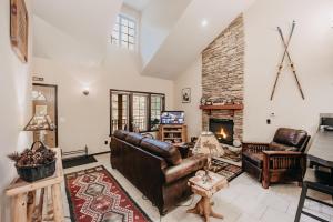 TV a/nebo společenská místnost v ubytování Glacier Springs #89