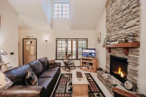 TV a/nebo společenská místnost v ubytování Glacier Springs #89