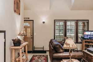 TV a/nebo společenská místnost v ubytování Glacier Springs #89 + 50 fotografií