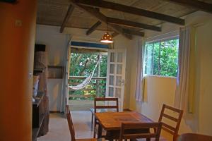 巴拉奈里奥-坎布里乌Pousada Estaleiro Village - Frente Mar的一间有桌子、椅子和窗户的餐厅