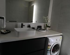 un bagno con lavandino e lavatrice di 10 Sailz on the Murray a Yarrawonga