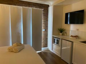 una cucina con tavolo e asciugamani sopra di 10 Sailz on the Murray a Yarrawonga