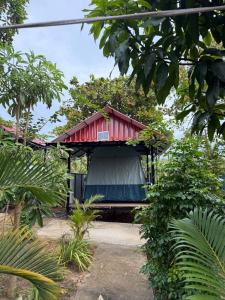 una casa con techo rojo y techo rojo en Maloop Camping, en Koh Rong 22 fotos más