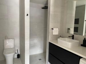 un bagno bianco con lavandino e WC di 10 Sailz on the Murray a Yarrawonga Altre 13 foto
