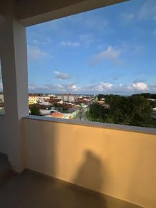 een groot raam met uitzicht op een stad bij Flat com vista mar in Mucuri