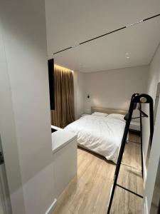 une chambre avec un lit et une échelle dedans dans l'établissement Tirana Square Apartments, à Tirana