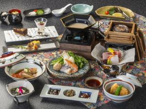 een tafel gevuld met verschillende soorten voedsel bij Shimoda Central Hotel in Shimoda