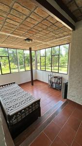 een slaapkamer met een groot bed in een kamer met ramen bij La Dorada Inn in Luján