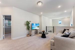 ein Wohnzimmer mit Sofa und Flachbildfernseher in der Unterkunft LOW Rate TOP Location CLICK and BOOK in Frisco