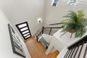 eine weiße Treppe mit einer Topfpflanze darauf in der Unterkunft LOW Rate TOP Location CLICK and BOOK in Frisco