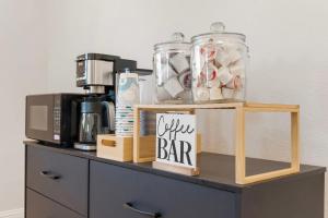 ein Tisch mit einer Aiger-Bar darauf in der Unterkunft LOW Rate TOP Location CLICK and BOOK in Frisco