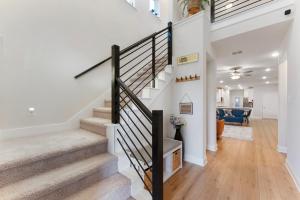 eine Treppe in einem Haus mit weißen Wänden und Holzböden in der Unterkunft LOW Rate TOP Location CLICK and BOOK in Frisco + 21 Fotos