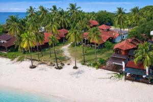 een luchtfoto van een resort aan een strand bij Redang Divers Resort in Redang Island