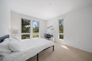 En eller flere senge i et værelse på Elegant New 2BR Luxury Home in Irvine + 22 billeder