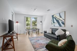 Et tv og/eller underholdning på Elegant New 2BR Luxury Home in Irvine