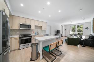 Køkken eller tekøkken på Elegant New 2BR Luxury Home in Irvine