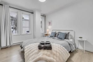ein Schlafzimmer mit einem großen Bett mit einem großen Fenster in der Unterkunft INITIAL - CAMPAGNARD - Chutes-Montmorency in Boischâtel