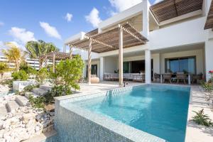 Bazén v ubytování The Reef - Blue Bay Golf & Beach Resort nebo v jeho okolí