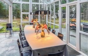 En restaurant eller et andet spisested på Pet Friendly Home In Blåvand With Wifi