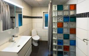 Et badeværelse på Pet Friendly Home In Blåvand With Wifi + 24 billeder