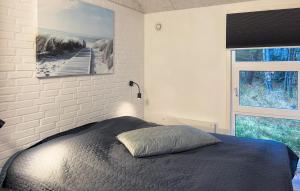 En eller flere senge i et værelse på Pet Friendly Home In Blåvand With Wifi